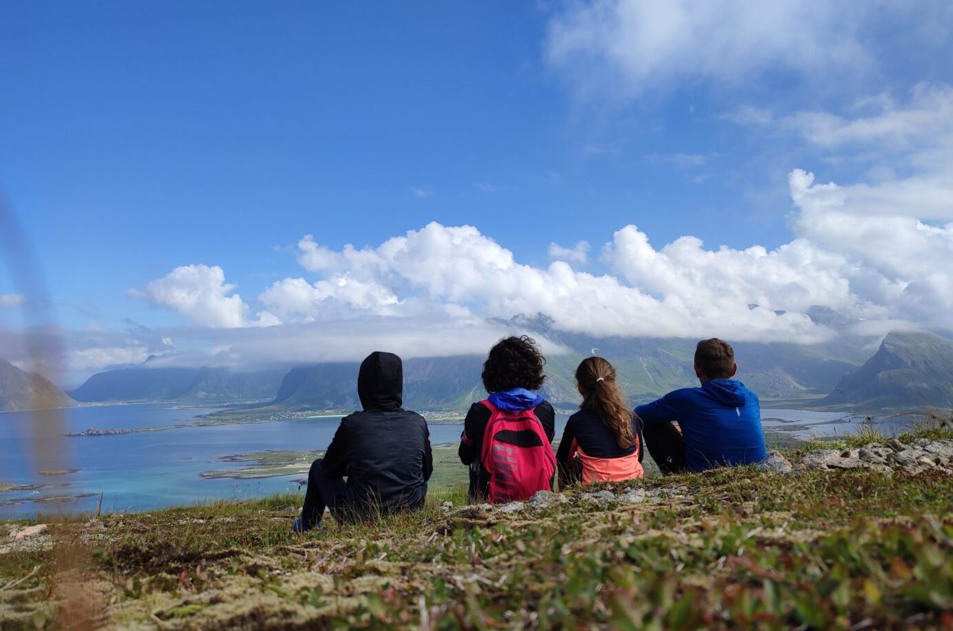 UN MONDE EN FAMILLE